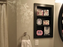 Ühevärvilise mustri šabloonimine vannitoa seinale