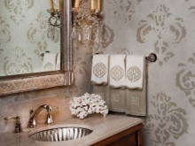 Stencil ühevärviline seinamaaling vannitoa valamu lähedal