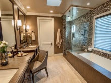 Bagno marrone con piastrelle in ceramica