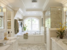 Piastrelle di ceramica e materiali naturali in un bagno barocco