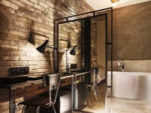 Pareti di mattoni e gesso in un bagno in stile loft