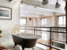 Stile loft per un bagno spazioso