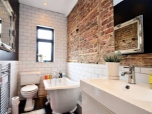 Pareti del bagno in stile loft di mattoni dipinti e semplici