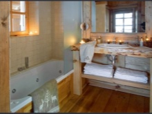 Ljus i ett badrum i chaletstil