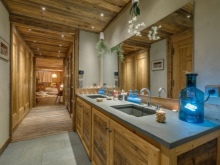 Badrumsskåp i trä i chaletstil