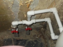 Come sostituire i tubi del bagno con le proprie mani