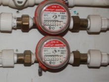 Le proprie mani per installare i contatori dell'acqua calda e fredda nel bagno