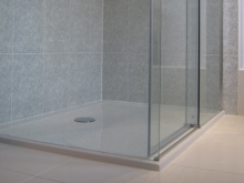 Nízká vanička sprchového koutu se dvěma skleněnými panely 