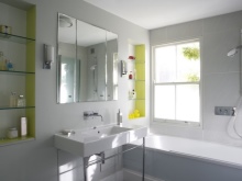 Ниши със стъклени рафтове на стената в банята