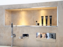 Голяма ниша с осветление в банята