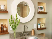 Малки ниши с дървени рафтове в стената на банята в близост до огледалото