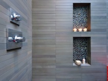 Малки ниши по стените на банята