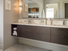 Pakabinama klasikinė stačiakampė spintelė su dviem praustuvais vonios kambaryje