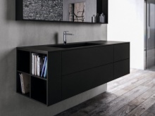 Lenkų pakabinama spintelė su viena vonios kambario kriaukle