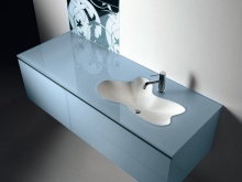 Mėlyna stačiakampė pakabinama spintelė su integruotu gėlės formos praustuvu vonios kambaryje