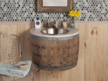 Pusapvalė medinės statinės formos pakabinama spintelė su vonios kambario kriaukle