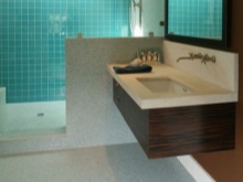 Stačiakampė pakabinama spintelė su įleistu stačiakampiu praustuvu vonios kambaryje