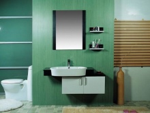 Asimetriška pakabinama spintelė su ovalia vonios kambario kriaukle