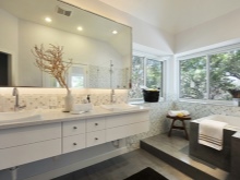 Pakabinama stačiakampė vonios kambario spintelė su praustuvais