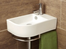 Wandhangende hoekwastafel in een 40cm brede badkamer