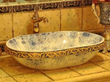 Een 65cm brede ovale hoofdwastafel met bloemmotief