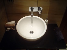 Een 65cm brede witte bovengrondse grote ronde wastafel voor de badkamer