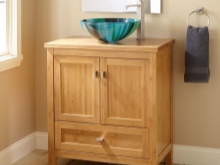 Träskåp med färgglada tvättställ i badrummet