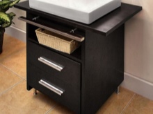 Svart skåp på kromben med tvättställ, med hylla och två lådor för badrummet