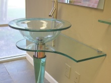 Glasvask på en enkelt piedestal til badeværelset