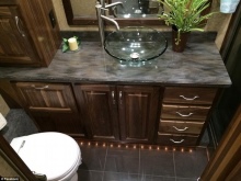 Rund glasbordvask i glas til et lille badeværelse