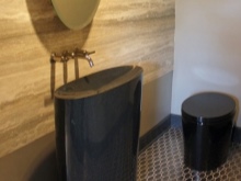 Sort ukonventionel sammensat sort håndvask til badeværelset