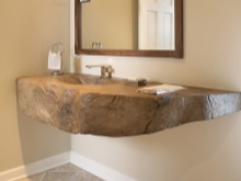 Væghængt håndvask af natursten på badeværelset