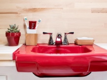 Væghængt håndvask i rødt porcelæn