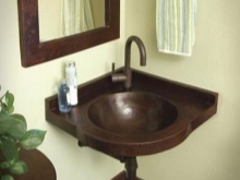 Væghængt hjørnevask i badeværelset