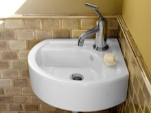 Lille håndvask i porcelæn i et lille badeværelse