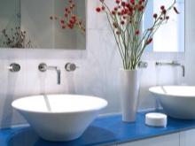 Hvid håndvask i blåt badeværelse