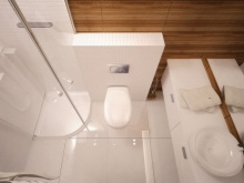 Suihkukaappi pienen kylpyhuoneen sisätiloissa yhdistettynä wc:hen