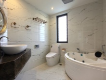 Kulmaporeallas, musta marmorinen pesualtaan pöytälevy ja elektroninen wc kylpyhuoneessa, joka on yhdistetty wc:hen