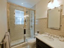 Beige-valkoinen kylpyhuone yhdistettynä wc:hen