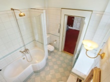 Kylpyhuoneen sisätilojen arkkitehtoninen kaavoitus yhdistettynä wc:hen