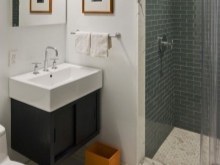 Suihkutilan erottaminen harmaalla valkoisessa kylpyhuoneessa