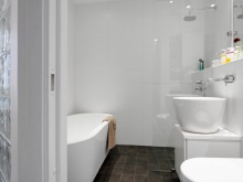  Yhdistetyn kylpyhuoneen ja wc:n sisustus valkoisena