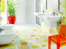 Kylpyhuoneen ja wc:n elävä vihreä/keltainen/valkoinen yhdistetty sisustus.