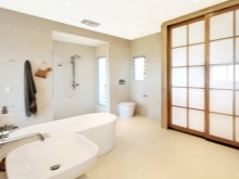  Kylpyhuoneen sisustus tilavaan kylpyhuoneeseen yhdistettynä wc:hen.