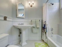 Seinävalaisimet peilin valaisemiseksi kylpyhuoneen sisätiloissa yhdistettynä wc:hen