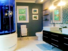  Peili ja valaistus yhdistettyyn kylpyhuoneeseen, jossa on wc - kaksinkertainen allaskaappi, seinään asennettava wc, neonvalaistu hydroboxi