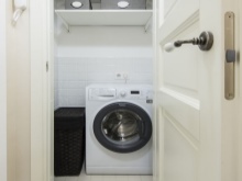 Βοηθητική ντουλάπα για πλυντήριο ρούχων στο μπάνιο