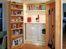 Άφθονος αποθηκευτικός χώρος για πλυντήριο ρούχων και στεγνωτήριο ρούχων στο μπάνιο