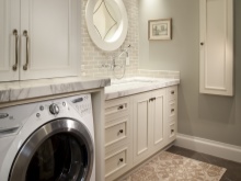 Ανοιχτό ντουλάπι για πλυντήριο ρούχων στο μπάνιο