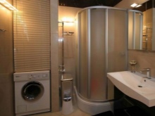 Εντοιχισμένο ντουλάπι για το πλυντήριο ρούχων στο μπάνιο